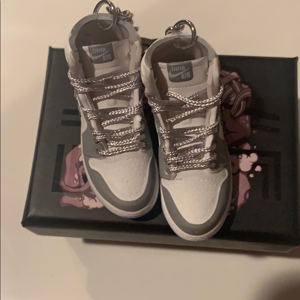 Dior x Air Jordan 1 High Keychains - Picture 2 of 12